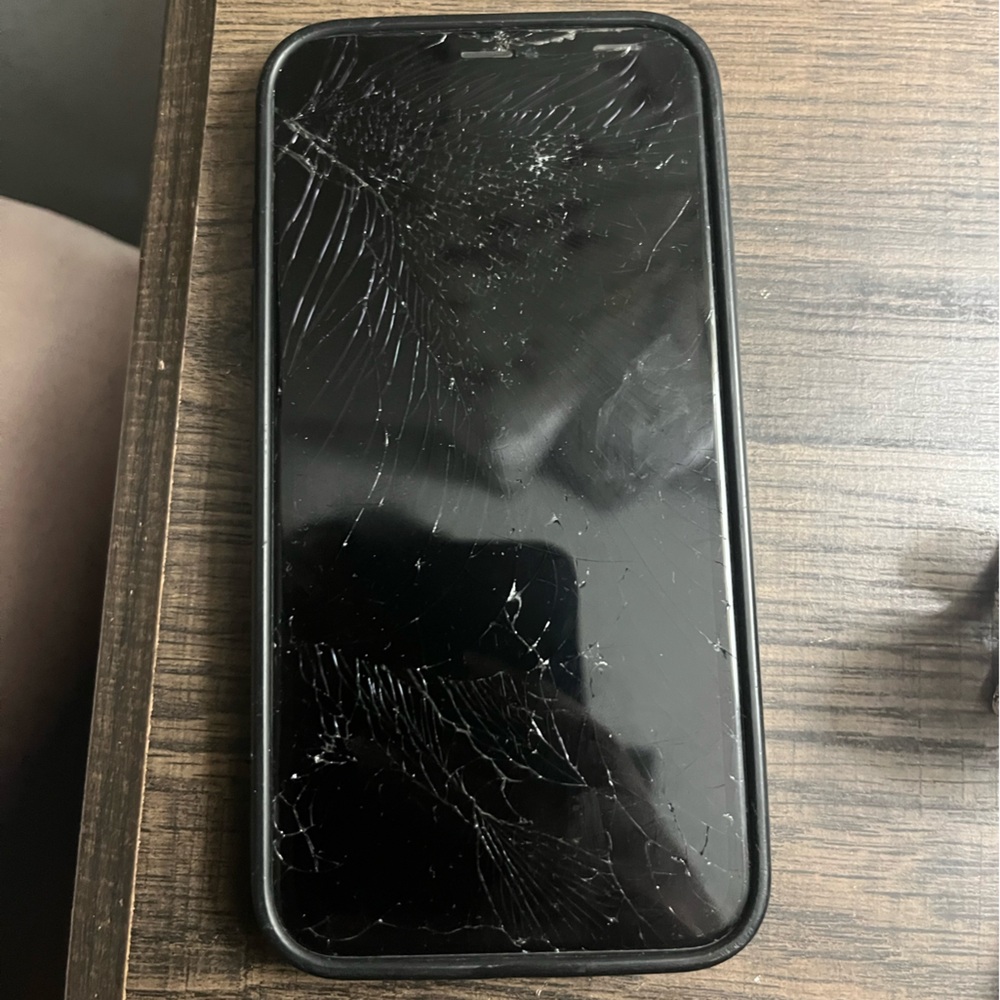 Apple iPhone XR - White cracked screen working condition w/ case Verizon 128gb - Picture 3 of 3